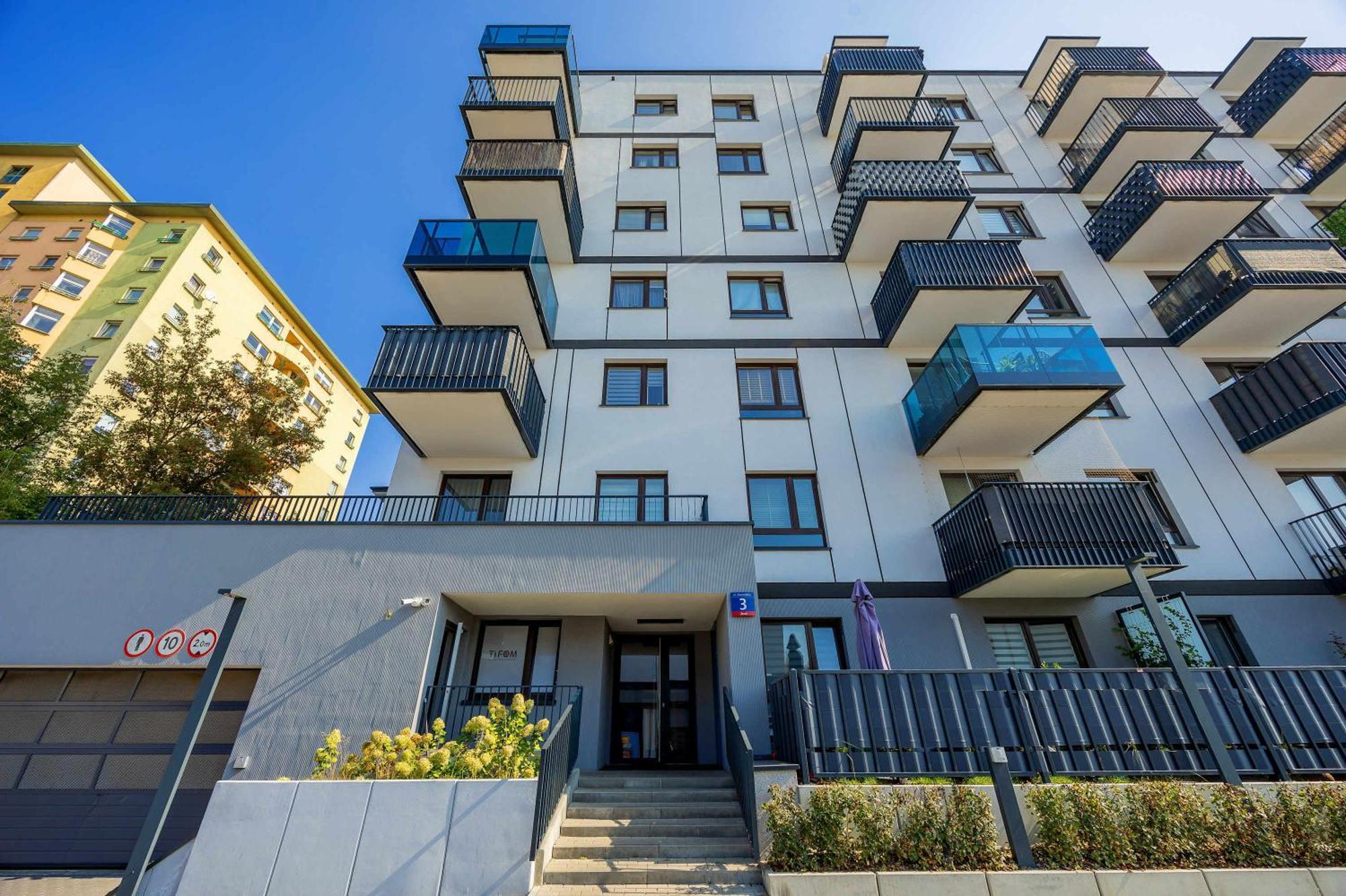 Exceptional In With Parking By Renters Leilighet Warszawa